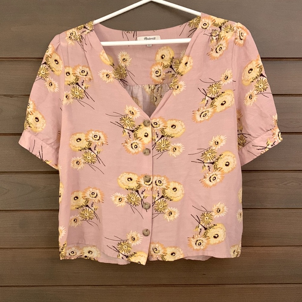Adorable Madewell V-Neck Button-up Tee. Size M